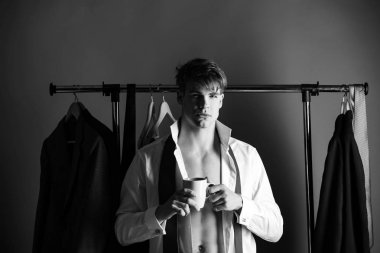 traş yüzü olan adam tutun fincan çay ya da kahve