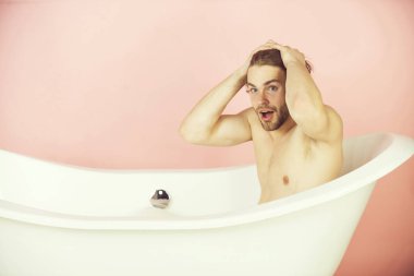 Spa ve güzellik, kas vücut küvette oturarak erkekle