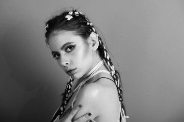 kadın parlak makyaj, Hızma ve şık saç ile