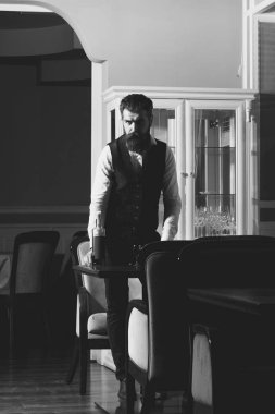 Masada duran hipster cam ve şişe ile servis