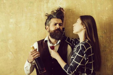 Kız arkadaşı ile cam şişe ile erkek arkadaşı dağınık saç dokunmadan