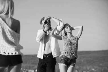 Gençler yaz veya bahar kadın ve erkek