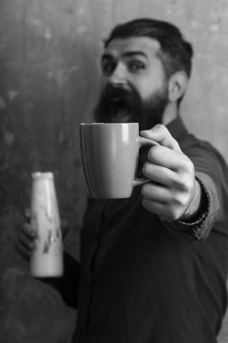 Hipster gömlek yoğurt ve Kupası.