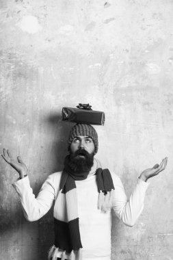 Adam şaşırmış yüz ve hediye paketi ile.