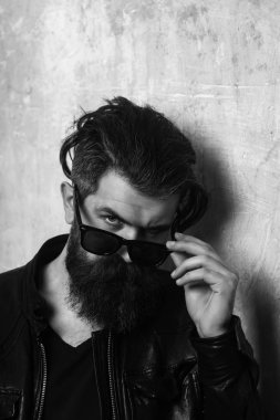 Moda model dokulu duvar arka plan üzerinde.