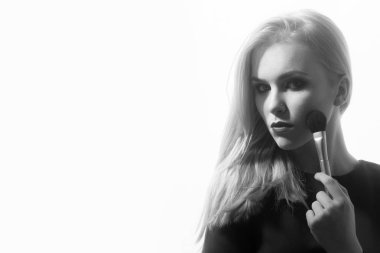 Kırmızı dudaklar ile fırça yüz makyaj uygulayarak kızla