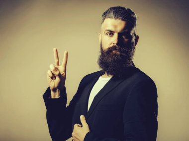 Ceketli sakallı yakışıklı adamı