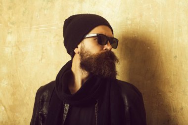 Adam uzun sakal ve bıyık.