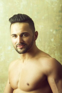 Seksi yakışıklı adam gösteren kas göğüs