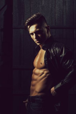 Kas gövde ile tişörtlü adam