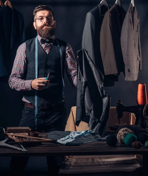 Utveckla nya modekollektion. passa store och mode showroom. retro och modern skrädderi verkstad. Business klädkod. Handgjorda. Skäggig man skräddaren sy jacka. sy mekanisering — Stockfoto