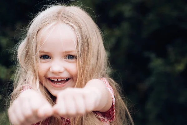 Légy boldog, és élvezni az életet. Boldog kis gyermek aranyos mosollyal. Kis lány kopás hosszú haj. Kicsi lány, szőke hajjal. Kis gyermek boldog mosolygó. Gazdag szőke haja — Stock Fotó