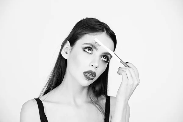 Dívka kartáčkem zuby, má módní make-up — Stock fotografie