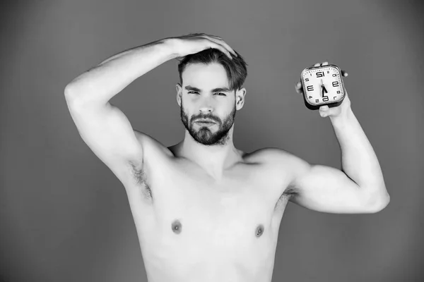 Reloj en la mano del hombre macho con barba —  Fotos de Stock