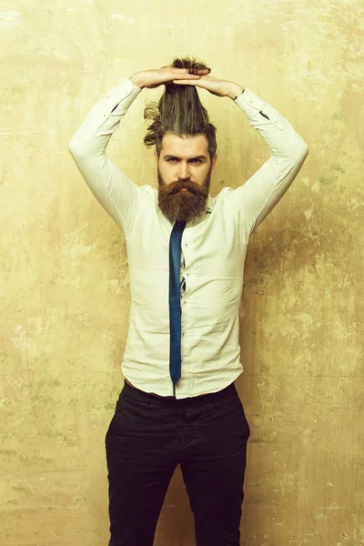 Fryzjera z Brodaty mężczyzna z długą brodą na poważny wyraz twarzy — Zdjęcie stockowe