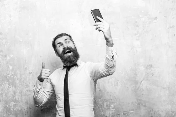 Hipster of bebaarde man met lange baard spreken op telefoon — Stockfoto