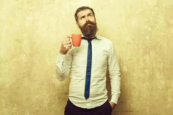 Hombre de negocios con cara sorprendida beber té de la taza de café —  Fotos de Stock