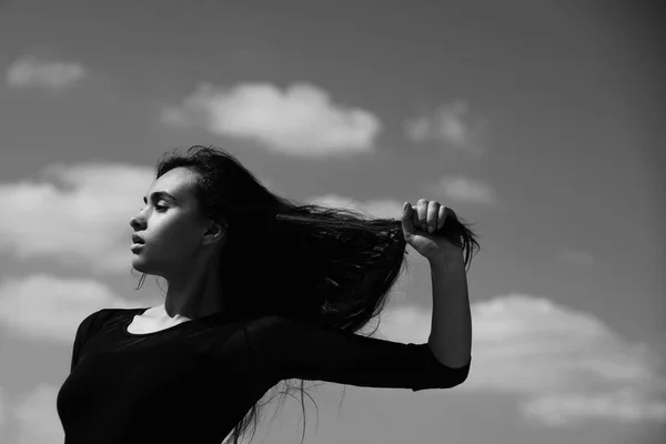 Mulher no céu azul fundo, moda de cabelo, primavera e verão — Fotografia de Stock