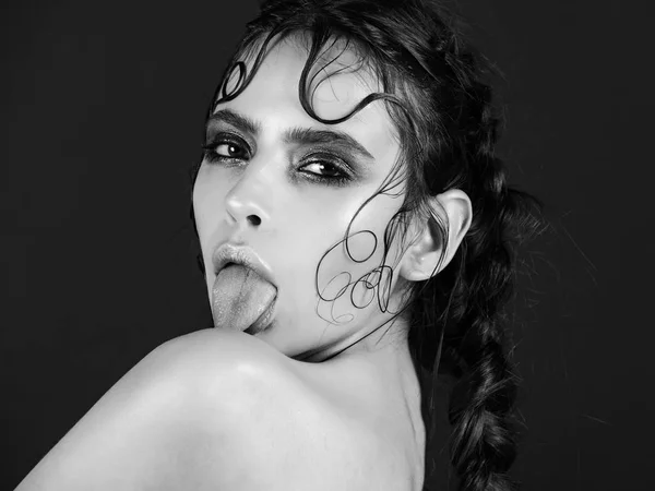 Donna leccare spalla nuda con la lingua — Foto Stock