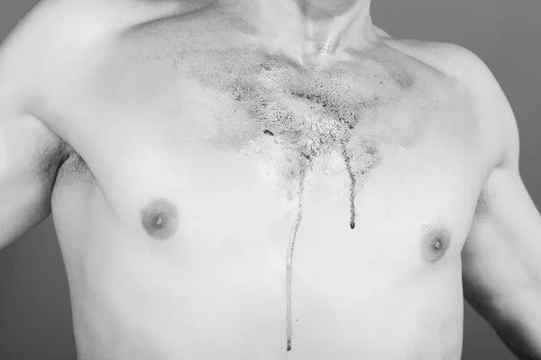 Borst van man met rode gezwollen verf op natte lichaam — Stockfoto