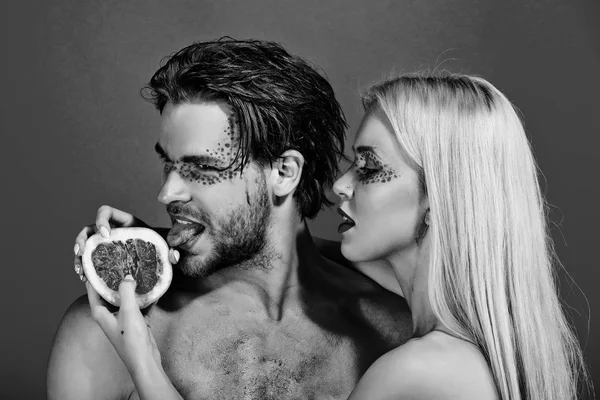 Pareja de mujer y hombre con maquillaje mantenga pomelo —  Fotos de Stock