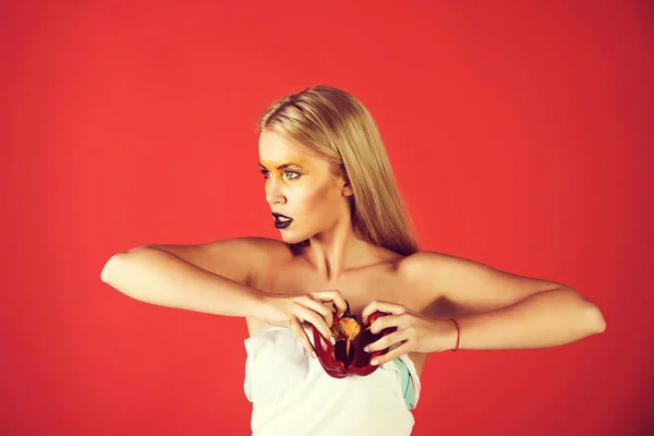 Vrouw met creatieve modieuze make-up houden paprika — Stockfoto