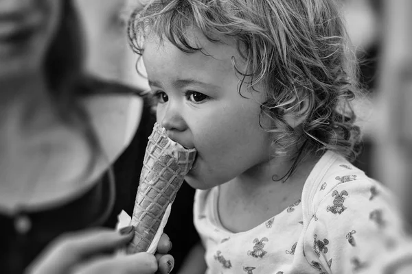 Bambino ragazzo mangiare gelato — Foto Stock