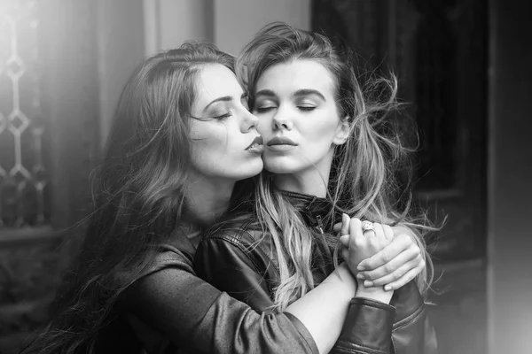 Dos mujeres guapas con los ojos cerrados abrazándose —  Fotos de Stock