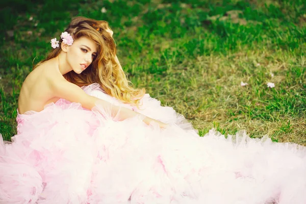 Glamour woman on green grass — Stock Photo, Image