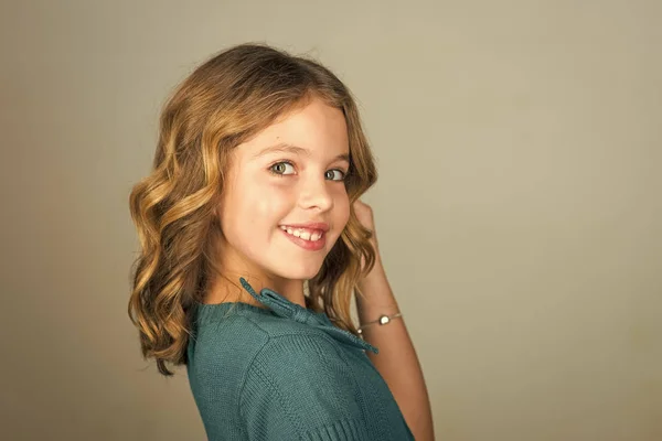 Entzückend lächelndes kleines Mädchen auf grauem Hintergrund — Stockfoto