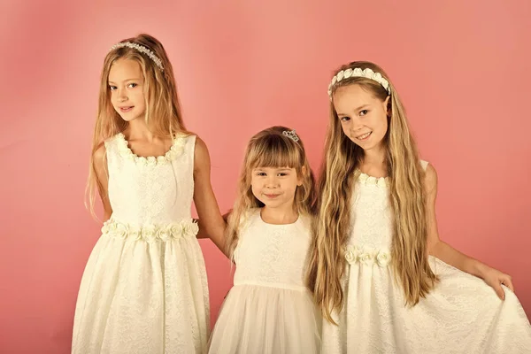 Lindos niños de la moda están de pie juntos, en el fondo rosa. Concepto de moda y amistad . — Foto de Stock