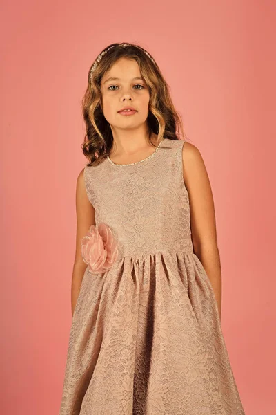 Красивая маленькая девочка в розовом платье. Улыбающаяся милая маленькая девочка . — стоковое фото