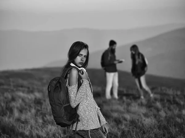 Girl with backpack on mountain — Stock Photo, Image