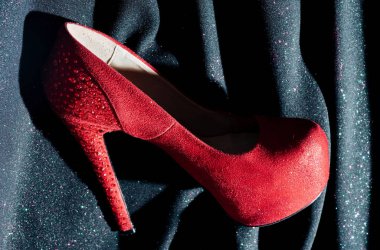 Ayakkabı Moda. Arzu. alışveriş. Ayakkabı dükkanı. kırmızı ayakkabılar Bayan için. Fetiş ve aşk. kadın ayakkabı mağazası. Güzellik ve moda. Güzel ve seksi. Sonbahar stil. Harika ve güzel. Geleneksel tarzda