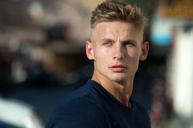 Bu da onu en iyi tshirt kas bak. Sağlıklı adam açık atletik. Yakışıklı adam rahat moda giysiler giymek. Kaslı bir modeldir. Moda saç kesimi ile yakışıklı adam