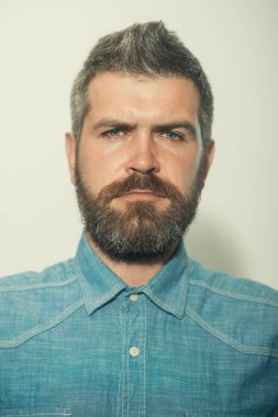 Her insan için bir sakal tarzı vardır. Sakallı adam. Hipster adam sakal ve bıyık. Moda olan adam. Sakal moda trendi. Kuaför dükkanı veya berber dükkanı. Berberime en iyisidir. Uzun sakalını inşaat su kuyusu