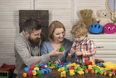 Aile ve çocuk günün kutlu olsun. Baba ve anne küçük çocuk. Baba ve anne ile Çocuk oyun kurucu. mutlu çocukluk. Bakım ve geliştirme. evde anne ile küçük boy oynayın. Mutlu birlikte