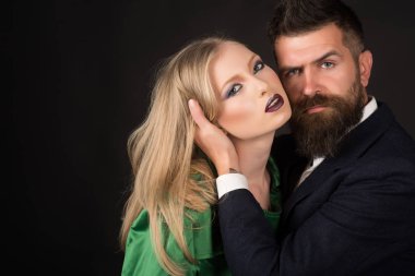 Artan duygusal yakınlık. Adam sarılmak kadın uzun saçlı sakallı. Moda giyim samimi çift. Moda stil ve saç bakımı. Stil ikonları. Moda severler. Aşık çift