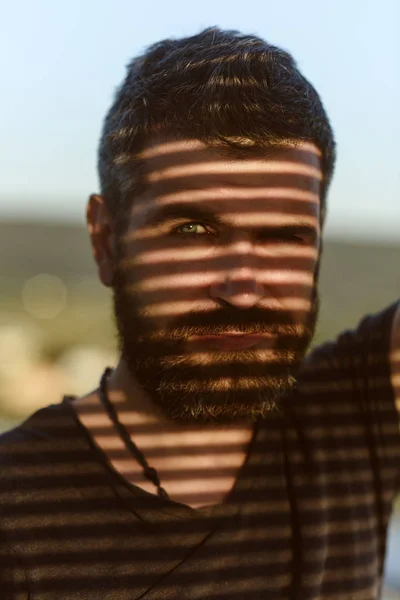 O corte de cabelo mais lisonjeiro para complementar uma barba. Homem de moda. Homem barbudo com sombra no rosto. Homem com barba e bigode. Tendência da moda barba. Barbearia ou barbearia. O meu barbeiro é o melhor — Fotografia de Stock