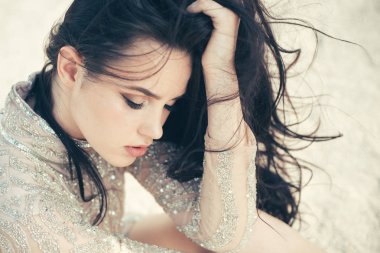 Neşeli sevimli kız açık. Cilt Bakımı. Makyaj kozmetik ve cilt bakımı. Güzellik salonu ve Kuaför. Uzun esmer saçlı güzel kız. Seksi kadın moda portre. Seksi manken. Yüz Bakımı