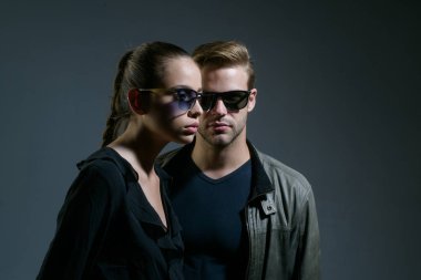 Entelektüel bir bak. Moda trendy güneş gözlüğü modellerinde. İki aşık. Çift erkek ve kadın moda gözlük takıyor. İlişkileri seviyorum. Dostluk günü. Dostluk ilişkileri. İki kalbi sevgi dolu