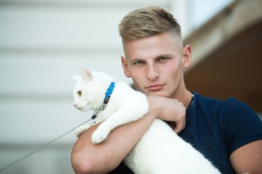 Ben ve benim kedim. Kedi sahibi kollarında rahatlatır. Mutlu adam yürüyüş ile kedi evde beslenen hayvan. Kaslı adam şirin pedigree kedi tutun. Mutlu kedi sahibi kas göz ile