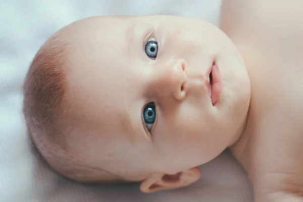 Caratteristiche adorabili. Neonata o maschio. Neonato con pelle morbida. Cura della pelle per il bambino felice. Delicatezza delle caratteristiche. Carino e felice — Foto Stock