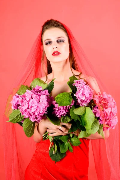 Kvinna med mode makeup. Mode Porträtt av kvinnan. Skönhetssalong och frisör. Smink kosmetika och hudvård. Mode smycken och tillbehör. Framtidens mode. Funky stil skönhet — Stockfoto