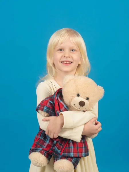 Um verdadeiro amigo. Criança com brinquedo macio. Menina com ursinho de peluche. Menina pequena segurar brinquedo urso. Criança pequena feliz sorrindo. Feliz infância. Meu brinquedo favorito da infância — Fotografia de Stock