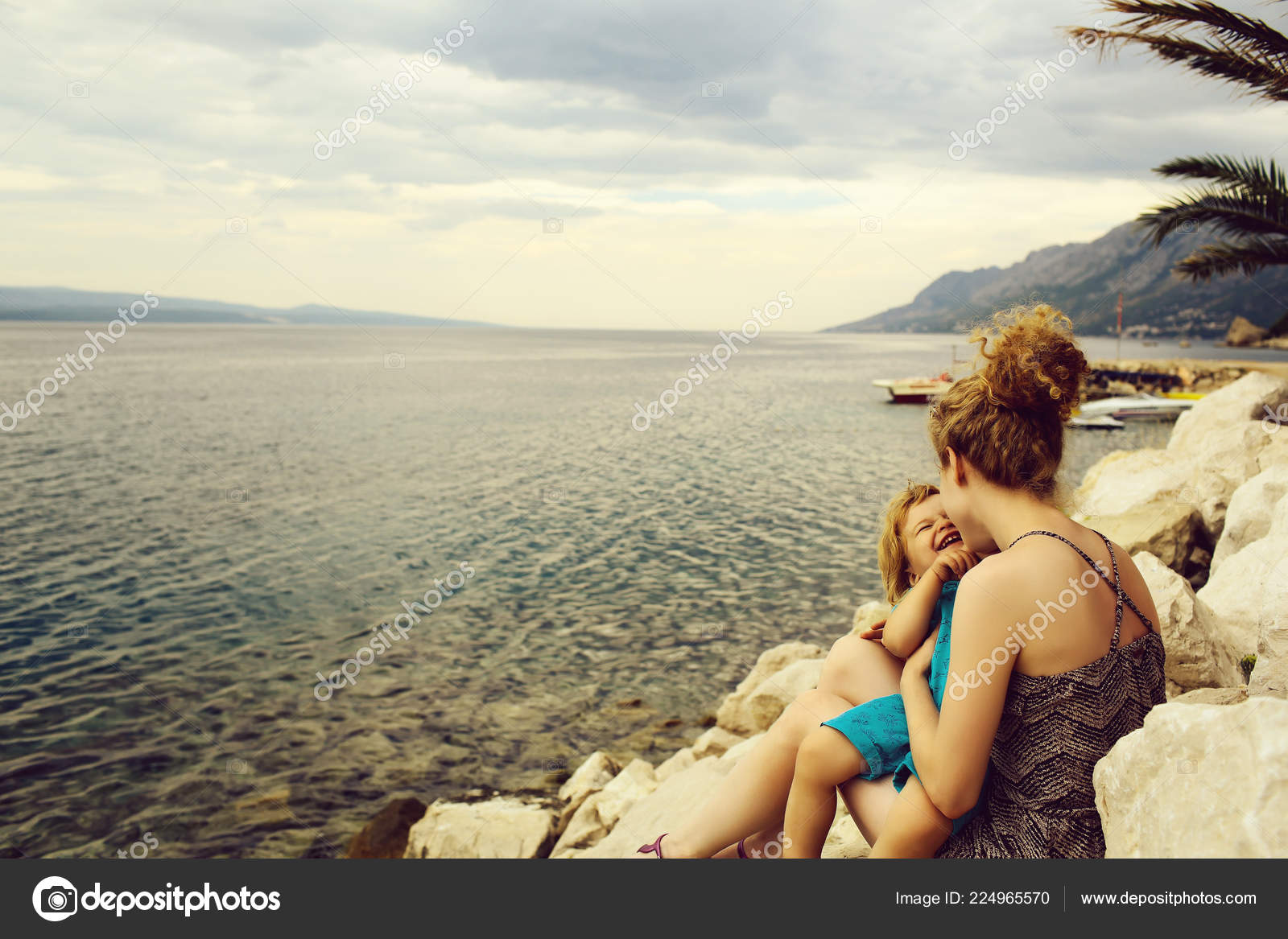 нудисты мама и сын Мать и сын на пляже — Стоковое фото © Tverdohlib.com #224965570