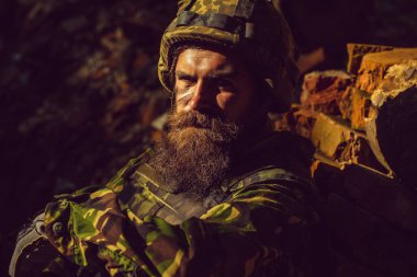 silahı olan genç asker