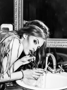 Güzel kız içecekler kokteyl