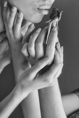 kırmızı gül ruj ile eller