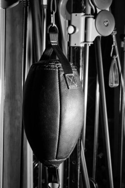 Siyah deri boks kum torbası